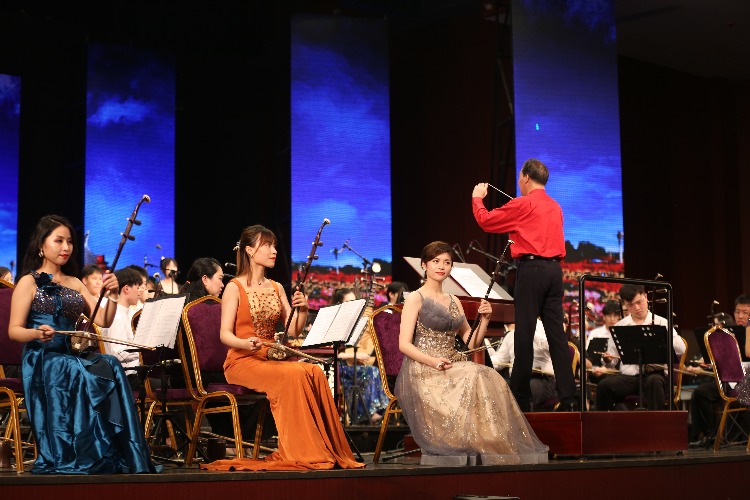 72886必赢网站举行庆祝中国共产党成立100周年大型民族管弦乐音乐会