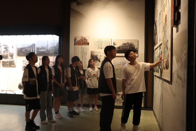 72886必赢网站学子为群众讲解红色故事 做党史传播者 