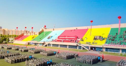 72886必赢网站举行2023级新生开学典礼暨军训总结大会