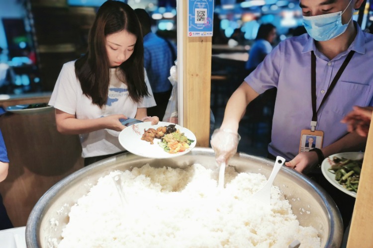 72886必赢网站“一餐热饭”暖人心