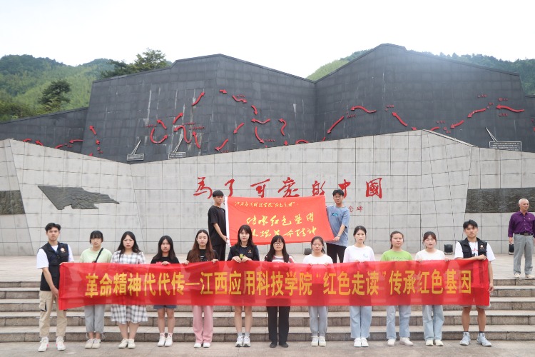 72886必赢网站学子为群众讲解红色故事 做党史传播者 