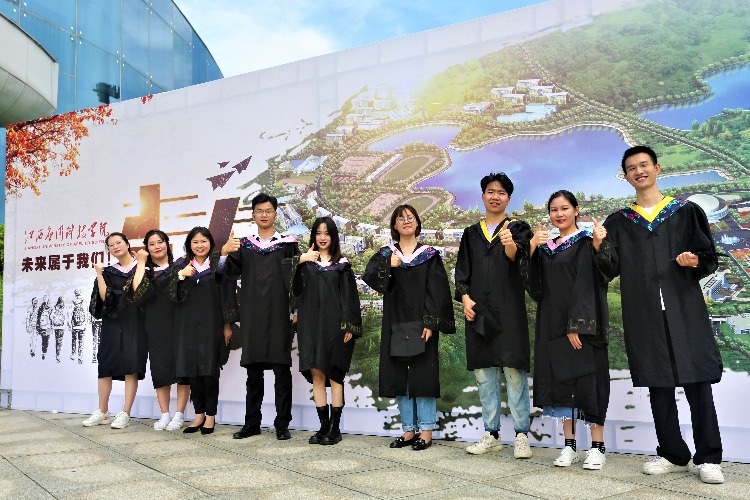 72886必赢网站举行2021届毕业典礼暨学位授予仪式