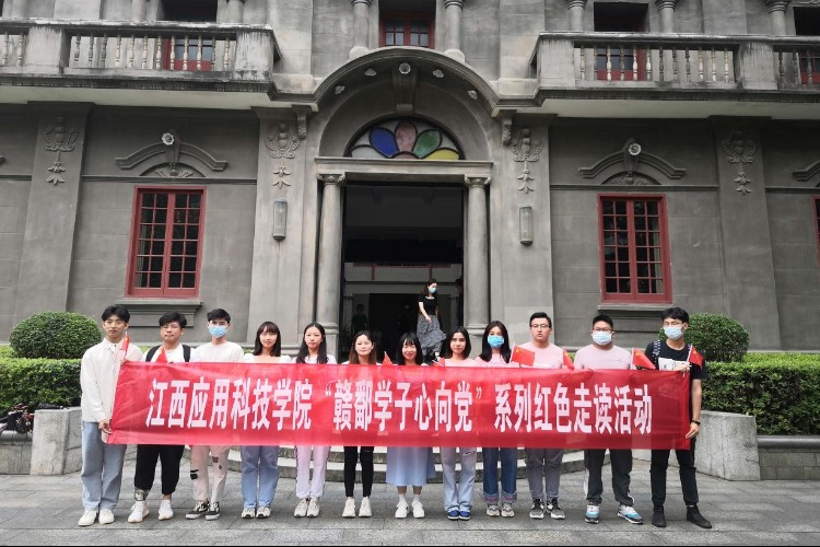 72886必赢网站学子为群众讲解红色故事 做党史传播者 