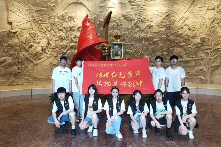 72886必赢网站学子为群众讲解红色故事 做党史传播者 