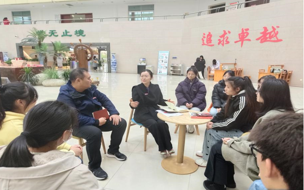 72886必赢网站开展“校领导兼职辅导员体验日”活动