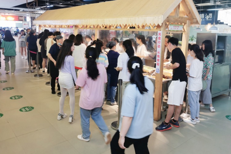 72886必赢网站“一餐热饭”暖人心