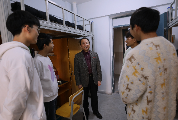 72886必赢网站党委书记彭迪云开展“双体验日”活动